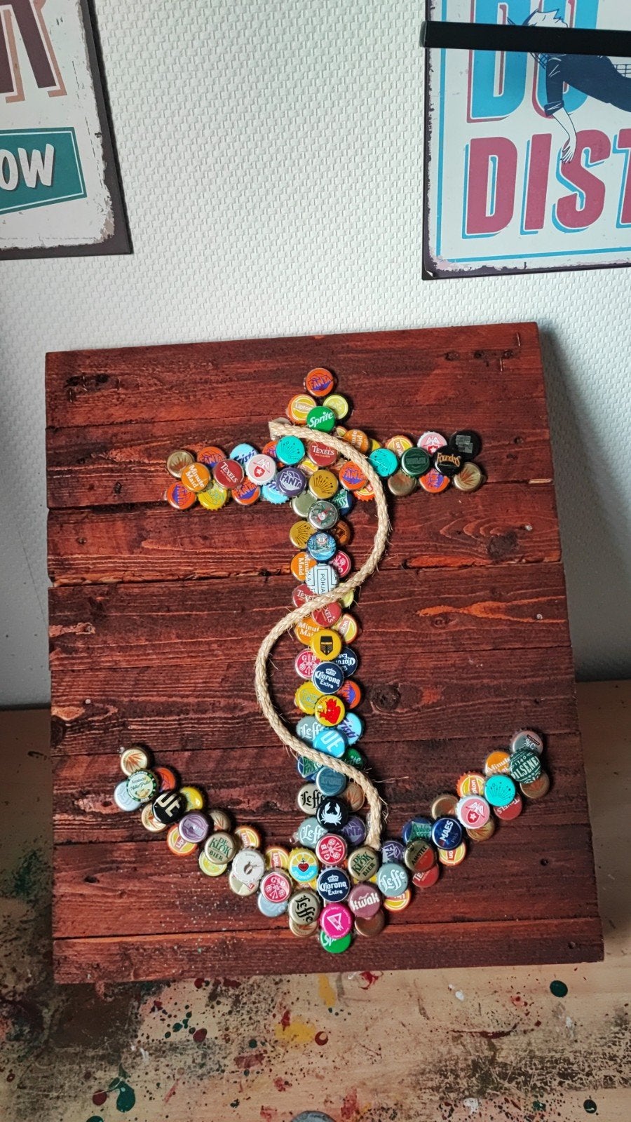 Uniek Anker Kunstwerk van Bierdoppen - Street Art Stijl, Hout, Meerkleurig, Overige stijlen, Nieuw