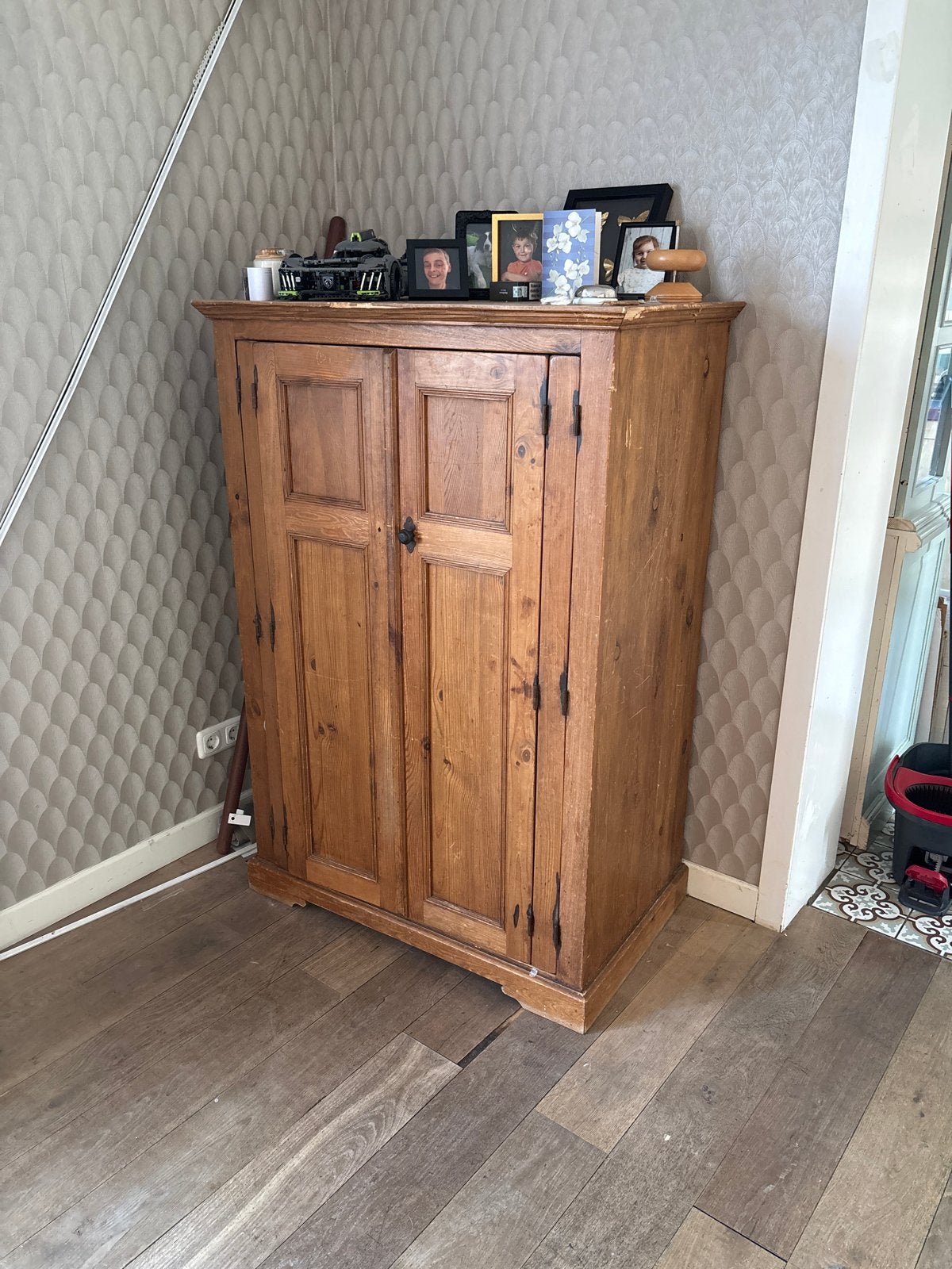 Gratis af te halen Massief houten kast met deuren en lade, Ophalen, Gebruikt, 100 tot 150 cm, 50 tot 100 cm