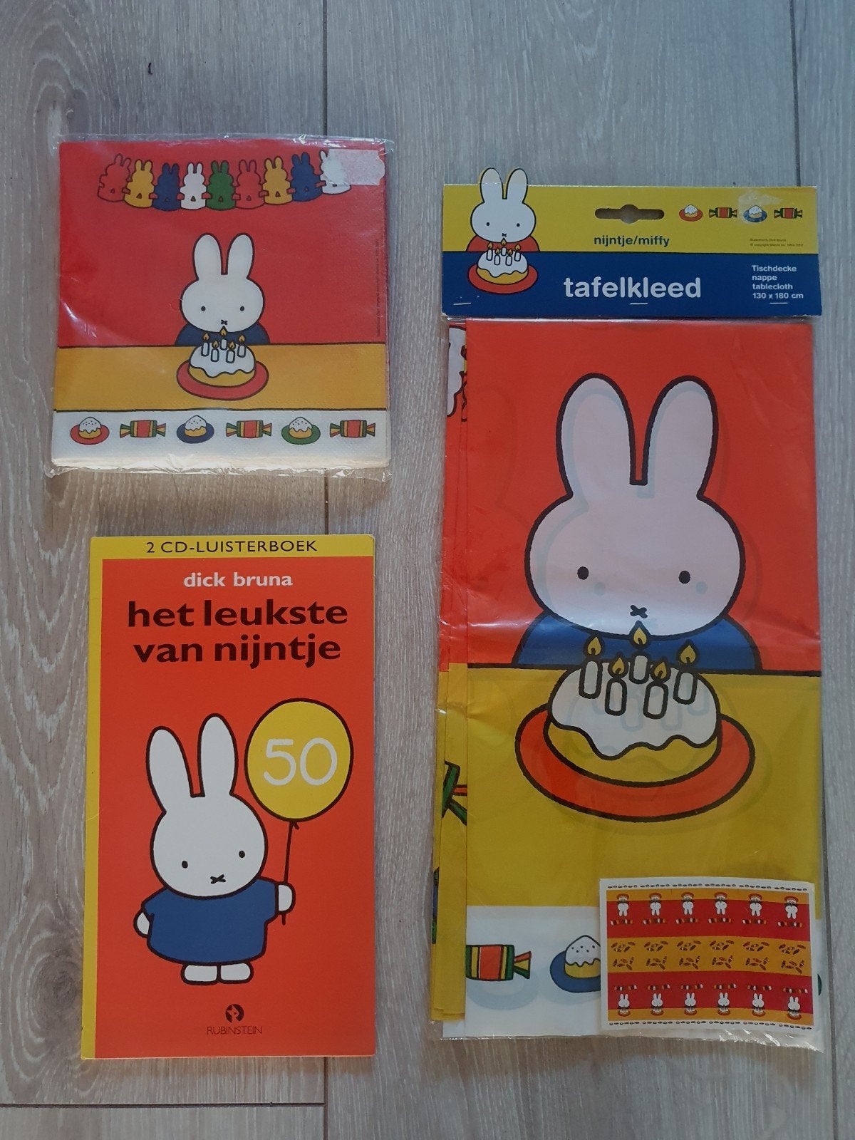 Tafelkleed, Servetten   CD.   Dick Bruna, Hobby en Vrije tijd, Feestartikelen, Ophalen of Verzenden, Zo goed als nieuw, Versiering