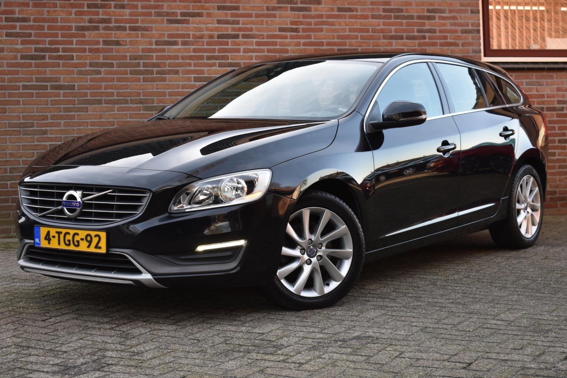 Volvo V60 2.0 D4 Momentum '14 ROETFILTER DEFECT! Navi Clima, Auto's, Volvo, Voorwielaandrijving, Stof, 4 cilinders, Zwart