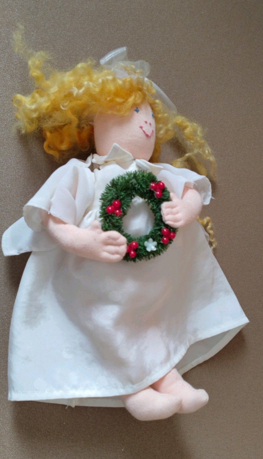 Schattige handgemaakte stoffen pop met kerstkransje, Verzamelen, Verzenden, Zo goed als nieuw, Pop