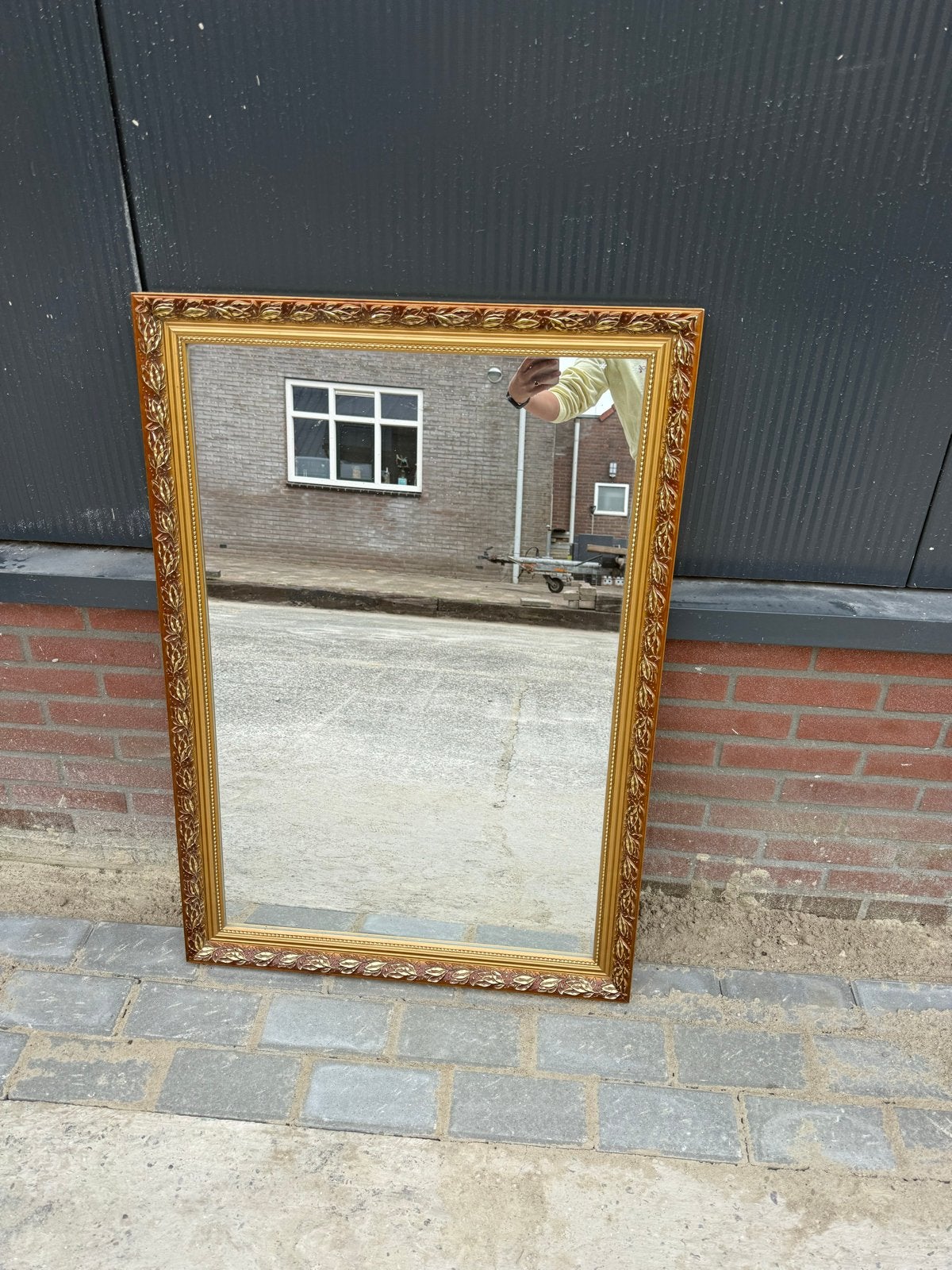 Grote brocante spiegel met gouden lijst, Antiek en Kunst, Antiek | Spiegels, Ophalen, Rechthoekig, 50 tot 100 cm, 100 tot 150 cm