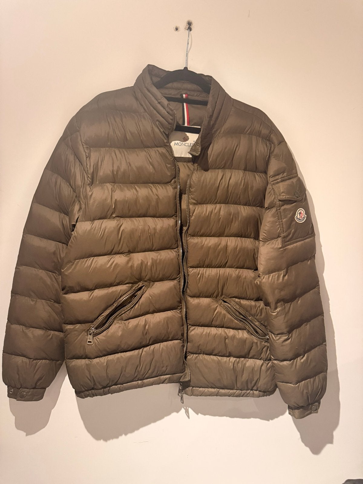 Moncler Longue Saison zomerjas kaki groen - Topstaat!, Ophalen, Zo goed als nieuw, Maat 52/54 (L), Groen