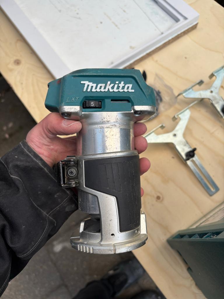Makita accu kantenfrees DRT50ZJ +, Ophalen, Zo goed als nieuw, Accu