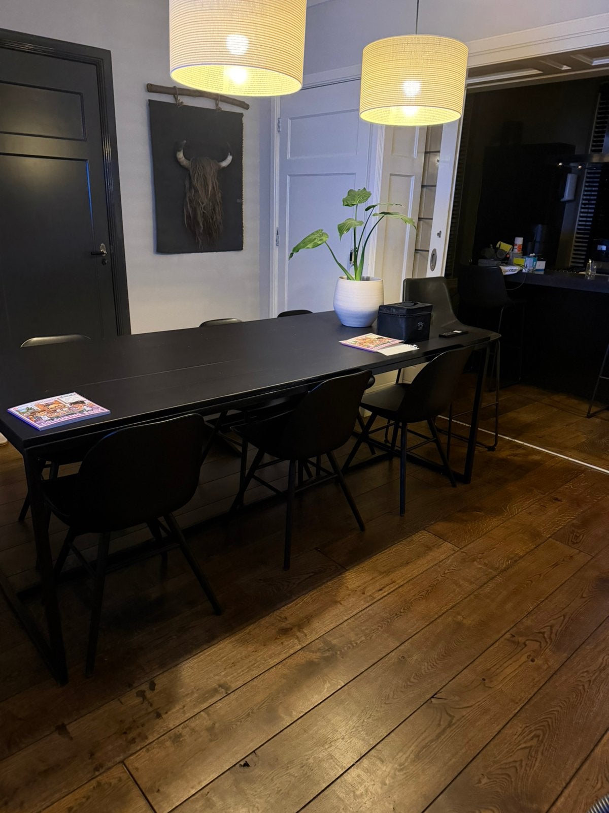 Zwarte houten tafel met stalen poten, Huis en Inrichting, Ophalen, 200 cm of meer, 50 tot 100 cm, Zo goed als nieuw