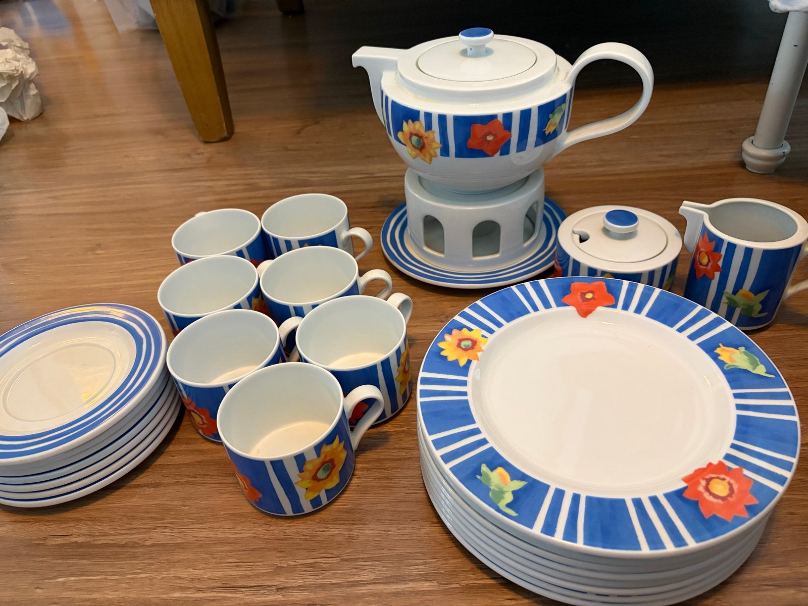 Compleet Arzberg servies met bloemmotief en blauwe strepen, Ophalen, Overige merken, Keramiek, Zo goed als nieuw