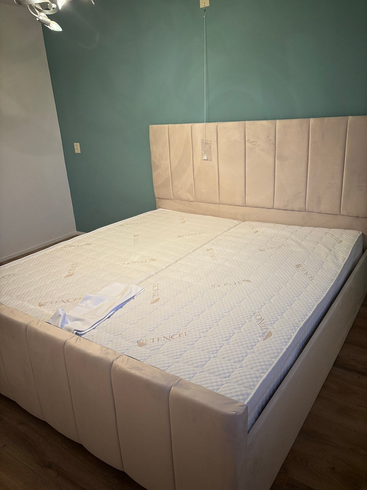 Nieuw bed in uitstekende staat (exclusief matrassen), Ophalen, Beige, 180 cm, 200 cm