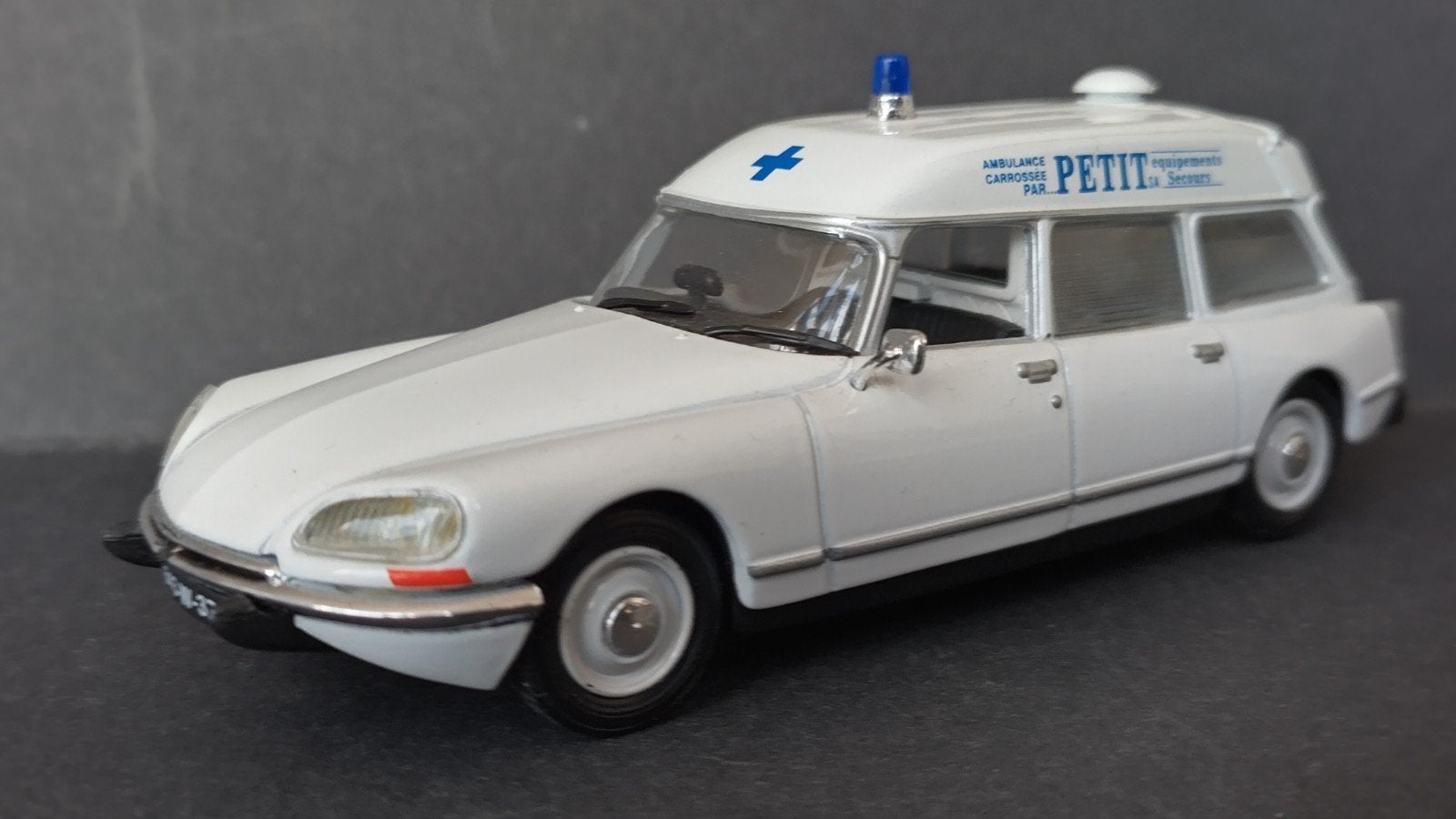 Citroen DS 20 Ambulance Petit 73 1:43 Universal Hobbies Pol, Auto, Verzenden, ., Zo goed als nieuw