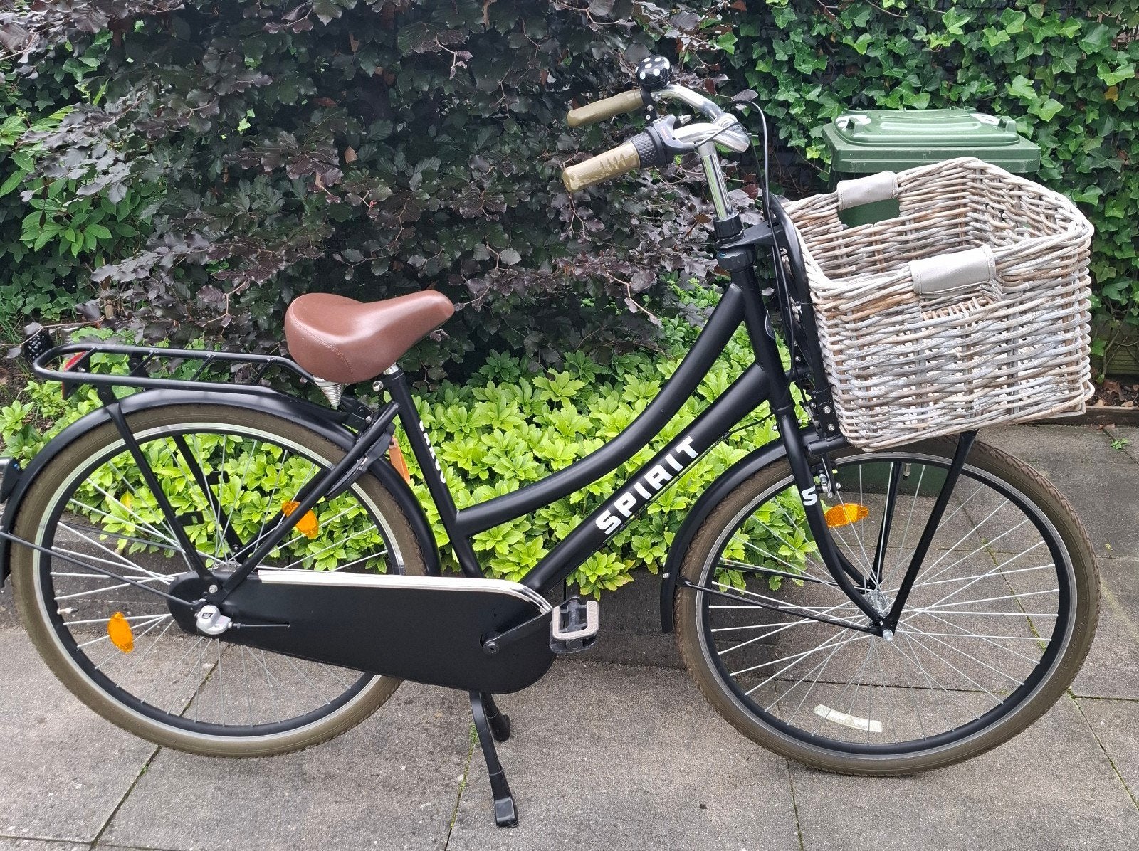 Spirit Transportfiets 28 inch - Nette staat met rotan mand, Fietsen en Brommers, Fietsen | Dames | Damesfietsen, Gebruikt, Velgrem