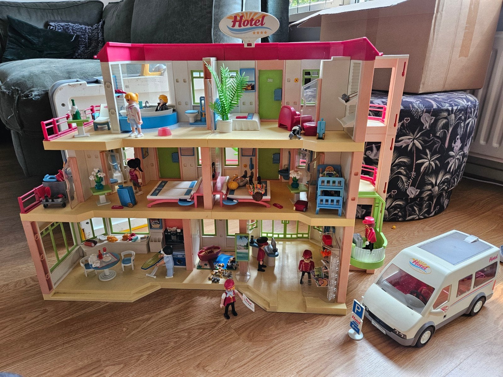 Playmobil hotel 3 verdiepingen transferbus hotelkamers, Ophalen of Verzenden, Gebruikt, Complete set
