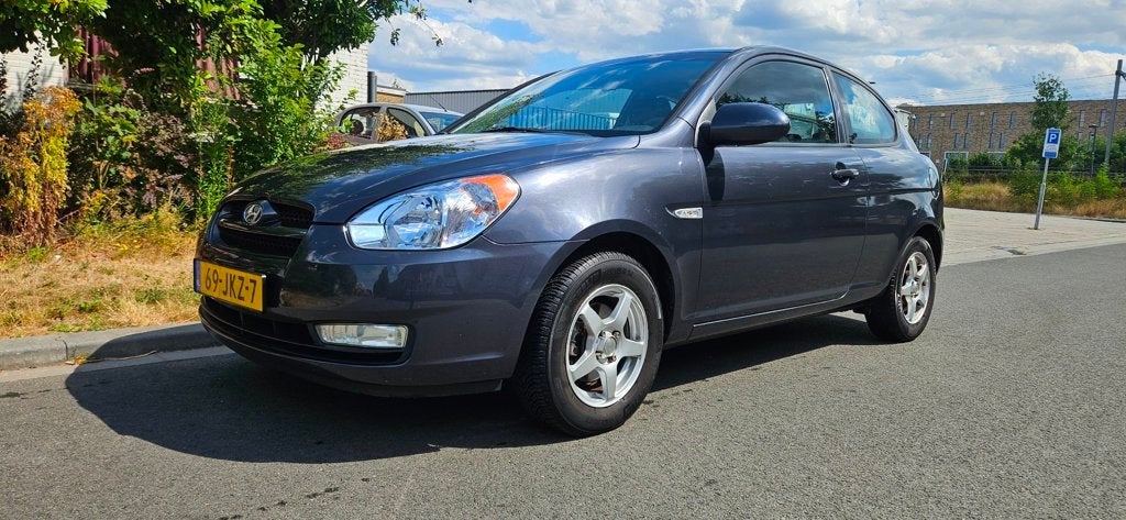 Hyundai Accent 1.4i Dynamic Joy .stuur bekrachtiging werkt n, Auto's, Hyundai, Voorwielaandrijving, Accent, Gebruikt, 4 cilinders