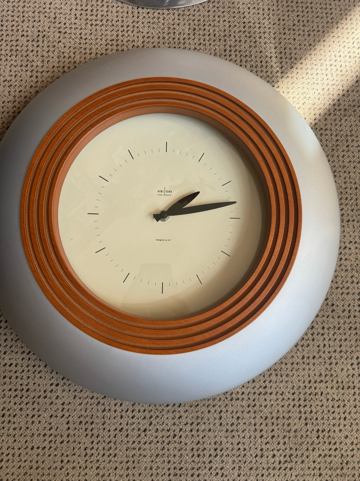 Stijlvolle Karlsson wandklok met houten accenten, Huis en Inrichting, Analoog, Werkt op batterijen, Ophalen of Verzenden, Zilver