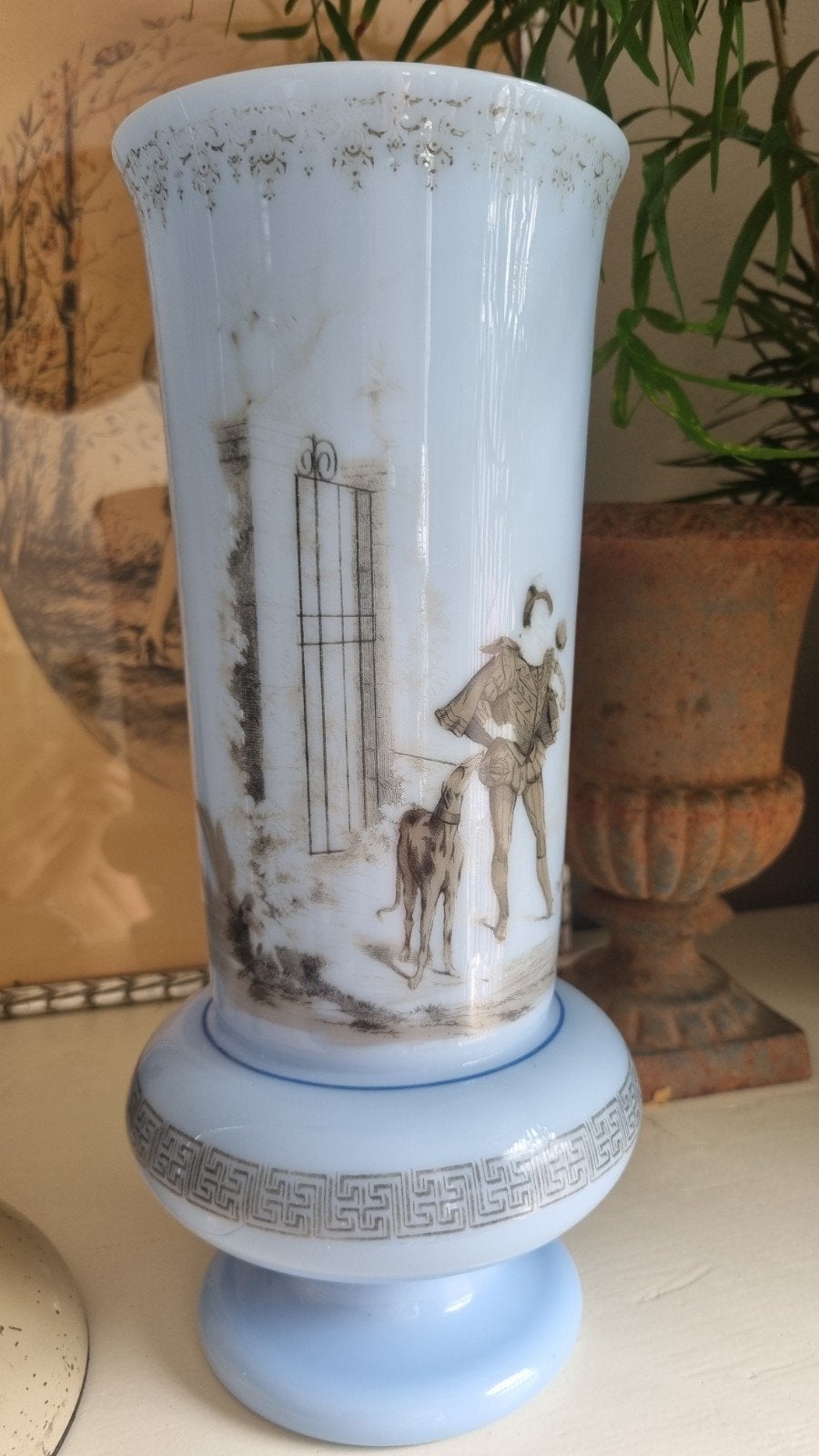 Antieke Franse opaline vaas met afbeelding man met hond, Antiek en Kunst, Ophalen of Verzenden