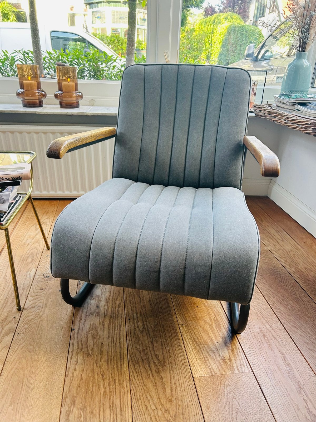 Comfortabele grijze fauteuil met houten armleuningen, Huis en Inrichting, Stoelen, Ophalen, Gebruikt, Hout, Eén