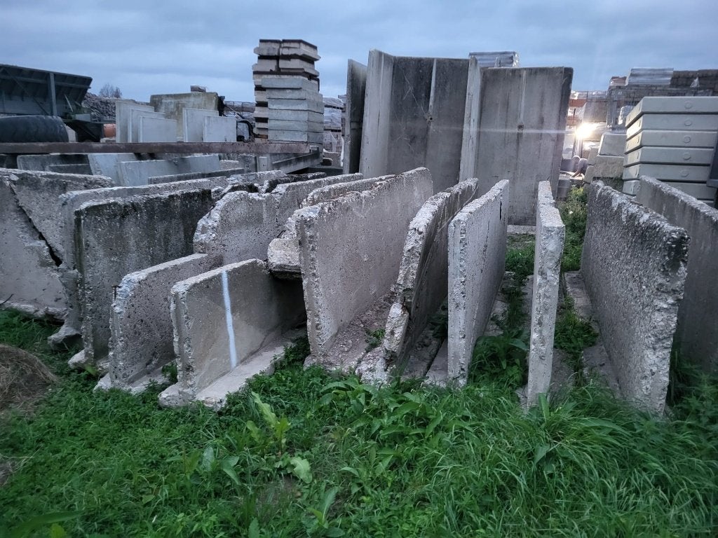 22  stuks gebruikte keerwanden 135 hoog x 400 tot 500 lang, Ophalen, Gebruikt, Biels, Beton