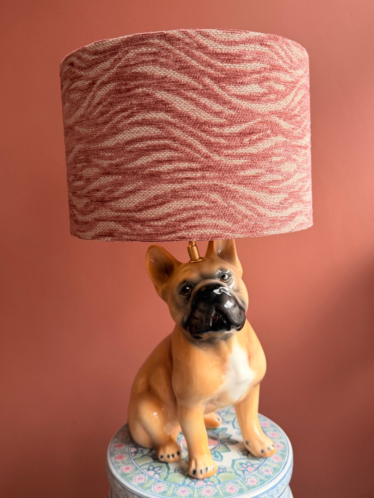Frenchie/bulldog keramieken lamp incl. lampenkap dia 30cm, Meerkleurig, Nieuw, Sfeerlamp, E27 (groot)