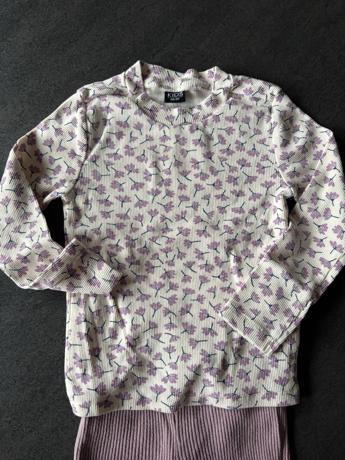 Leuk geribbeld setje met bloemenprint en flared broek, Ophalen of Verzenden, Zo goed als nieuw, Meisje, Setje
