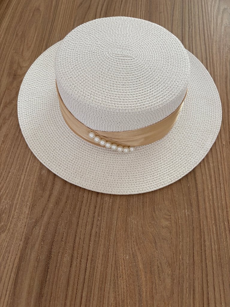 :Elegante zomerhoed wit met beige band, Kleding | Dames, Ophalen of Verzenden, Zo goed als nieuw, One size fits all