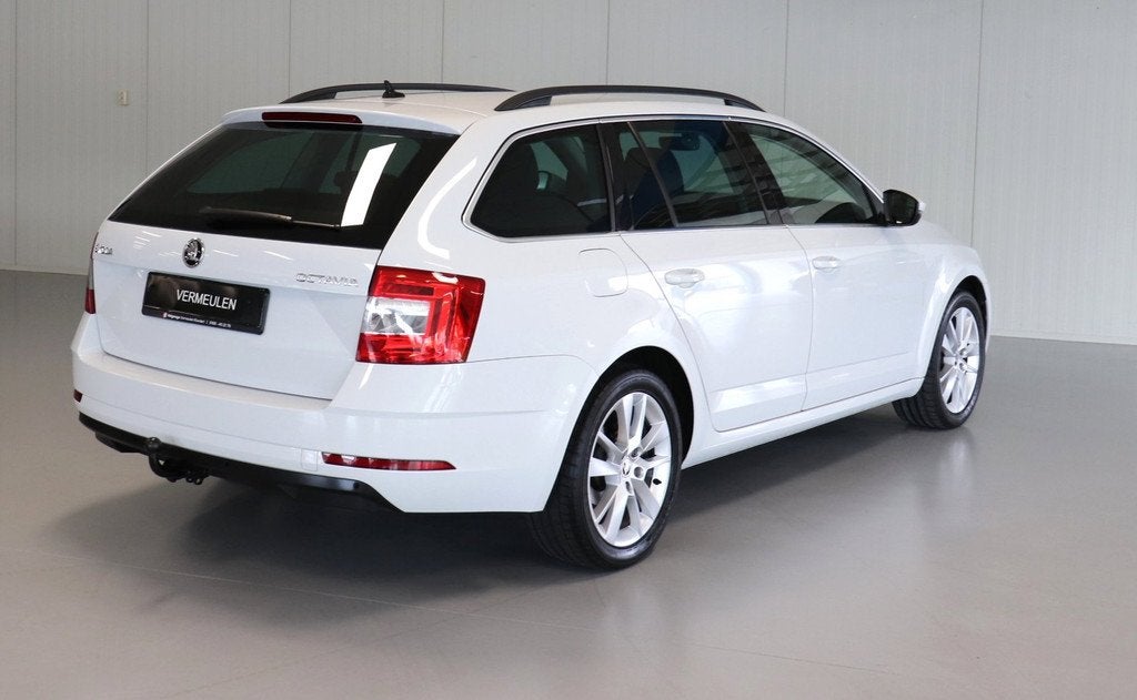 Skoda Octavia Combi 1.5 TSI Greentech Business Edition, Auto's, Skoda, 4 cilinders, 150 pk, Leder en Stof, Wit