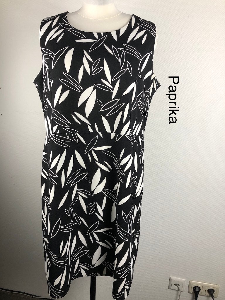 Paprika Jurk  (mt: 46) 15,4/8443, Kleding | Dames, Zwart, Ophalen of Verzenden, Zo goed als nieuw, Onder de knie