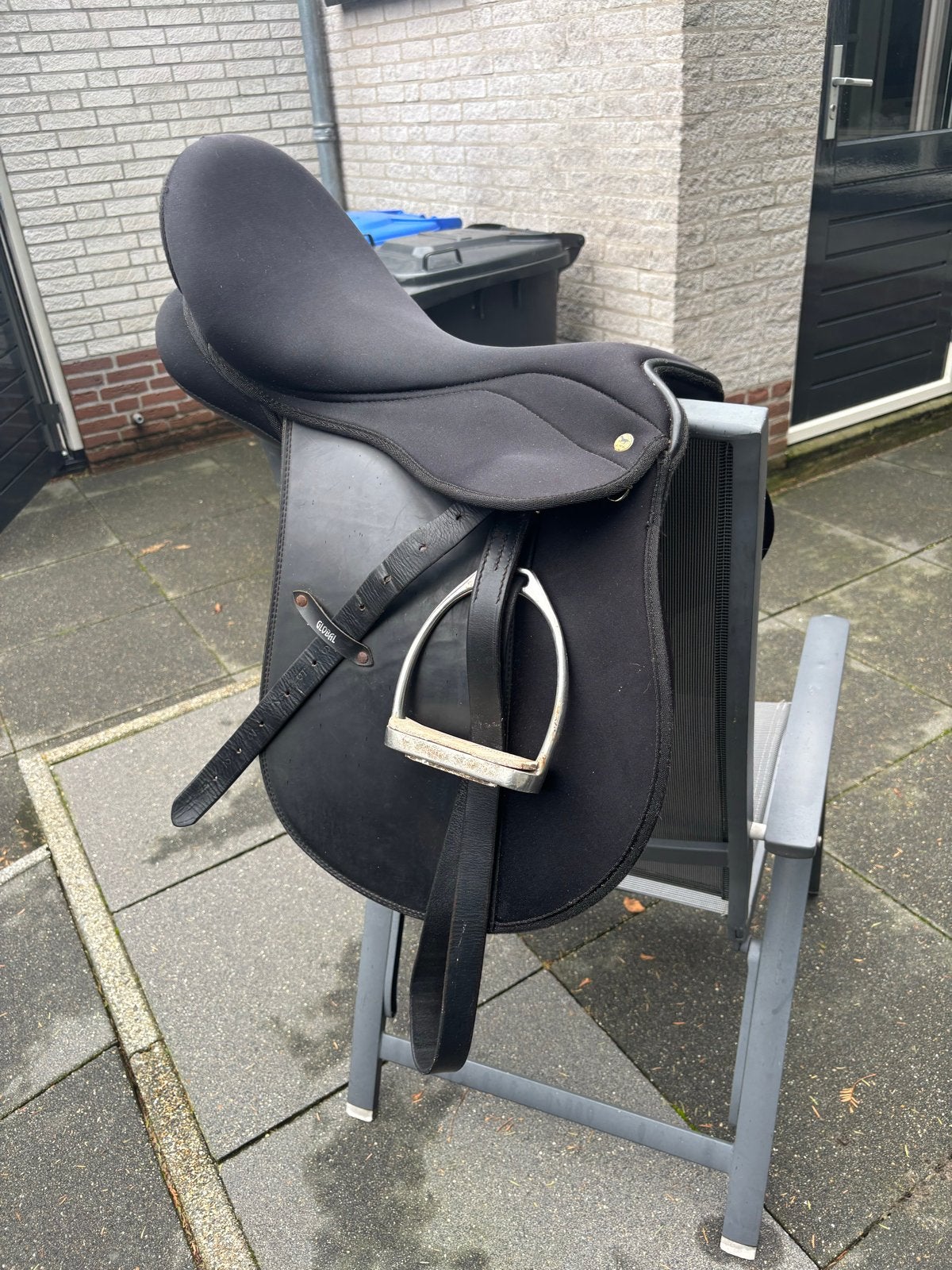 Te koop: zadel met beugels, beugelriemen en singel, Ophalen of Verzenden