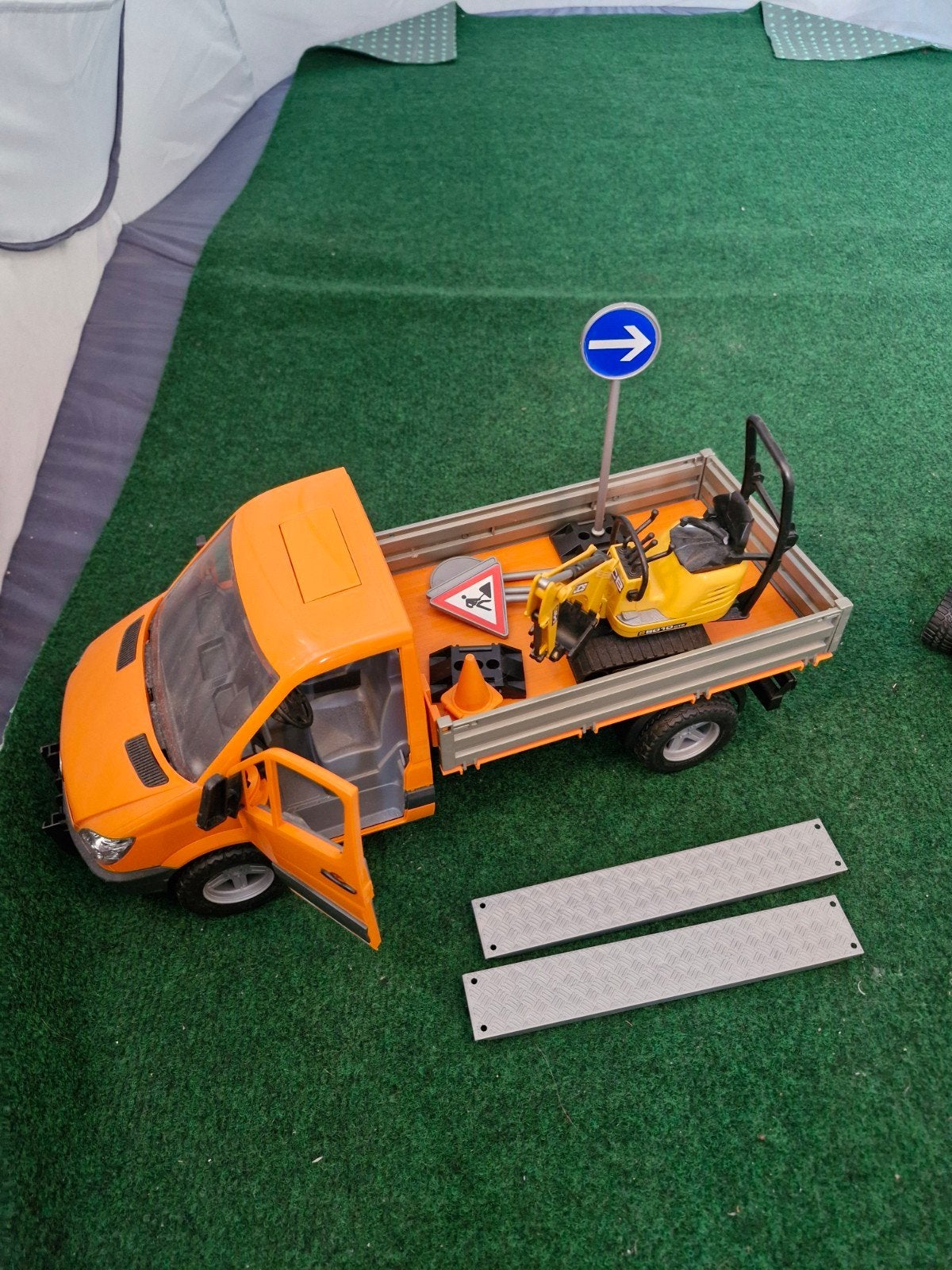Bruder Mercedes-Benz Sprinter met JCB graafmachine, Ophalen of Verzenden, Gebruikt