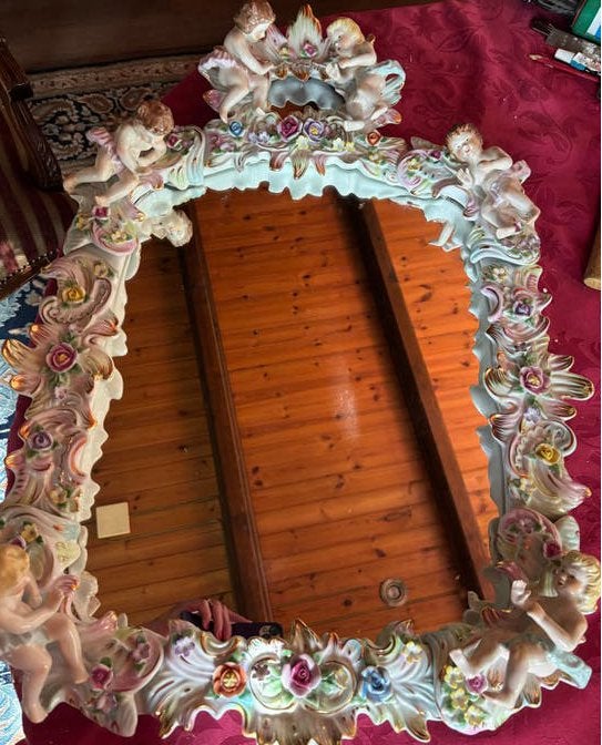 Saksisch Porseleinen Spiegel met Engeltjes en Bloemen 74cm, Antiek en Kunst, Ophalen, Overige vormen, 50 tot 100 cm, Minder dan 100 cm