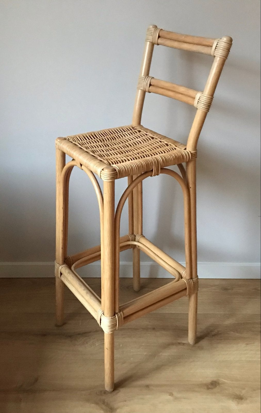 Vintage barkruk rotan en bamboe, Ophalen, Met voetsteun, Hout, Zo goed als nieuw