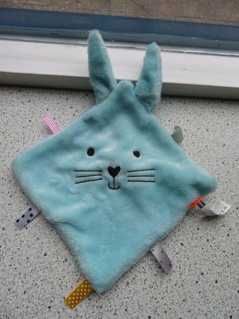 Knuffeldoek labeldoek blauw konijn van Hema met pieper, Ophalen of Verzenden, Zo goed als nieuw, Konijn