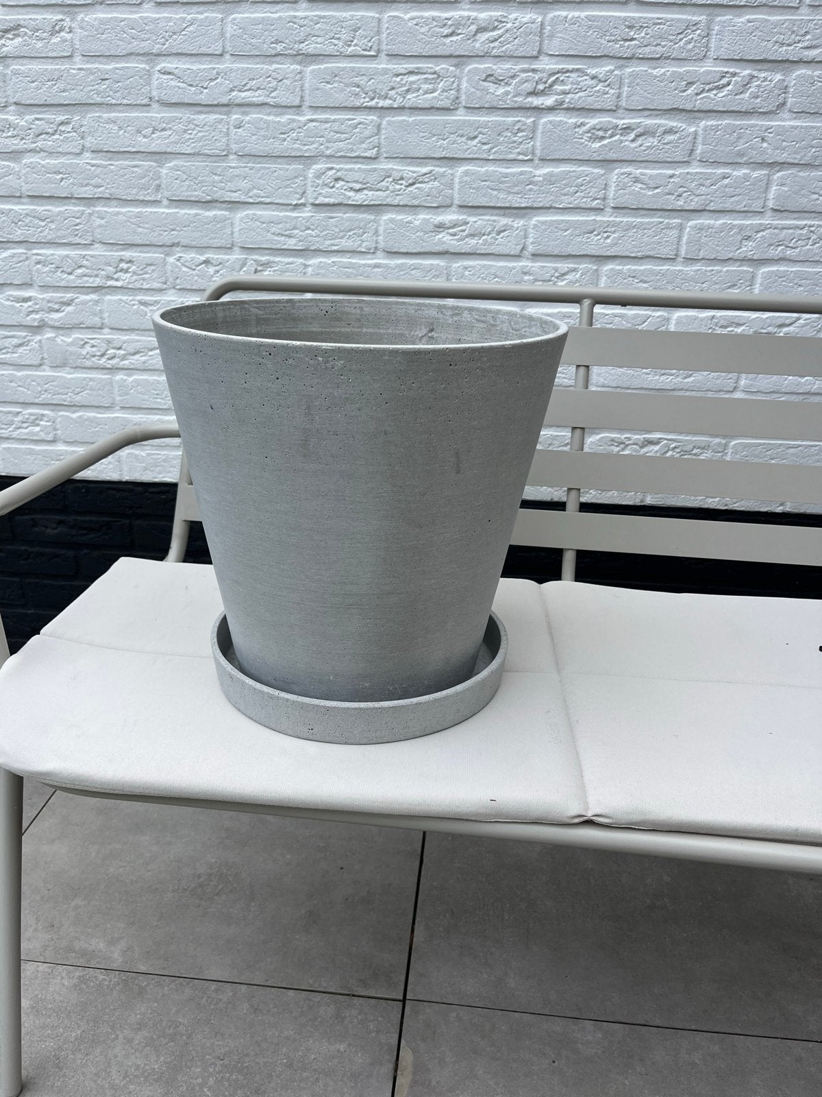 HAY Flowerpot met schotel - Grijs betonlook (Ø34cm, H33cm), Ophalen, Zo goed als nieuw