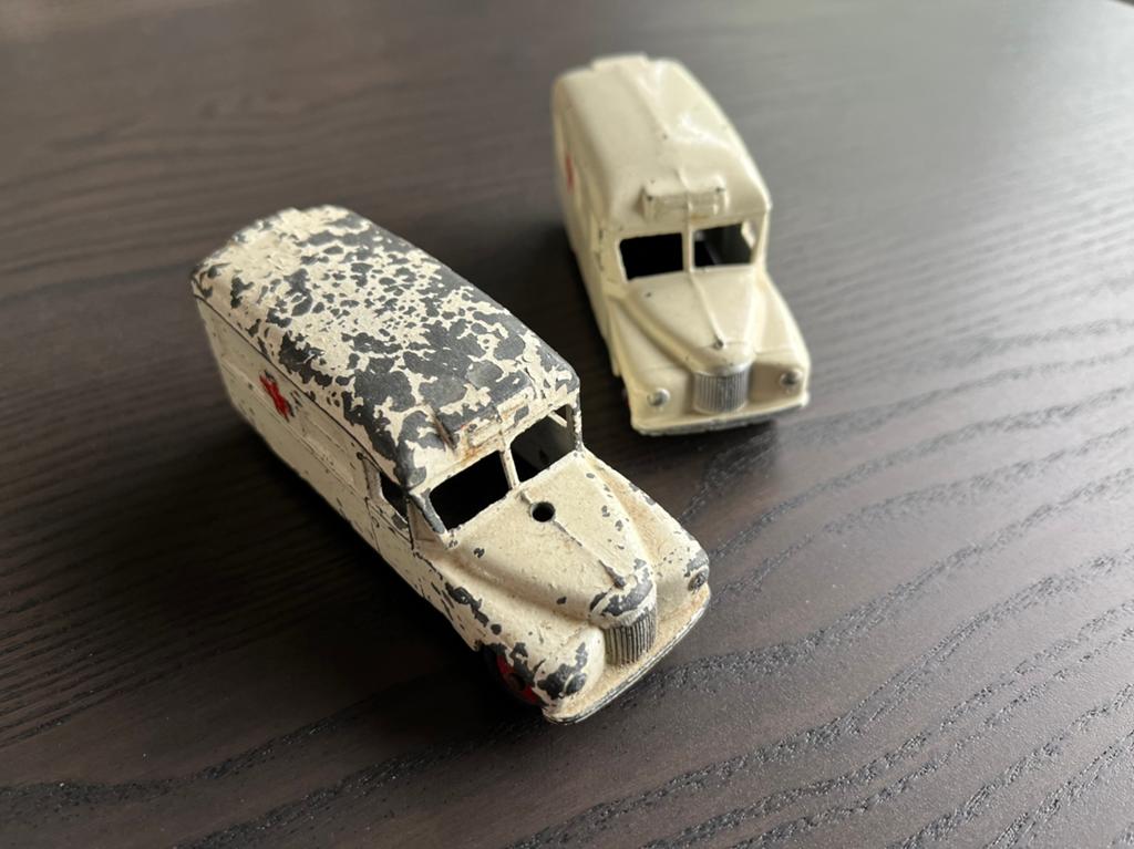 Dinky Toys ambulance nr.253 twee stuks, Ophalen of Verzenden, Gebruikt