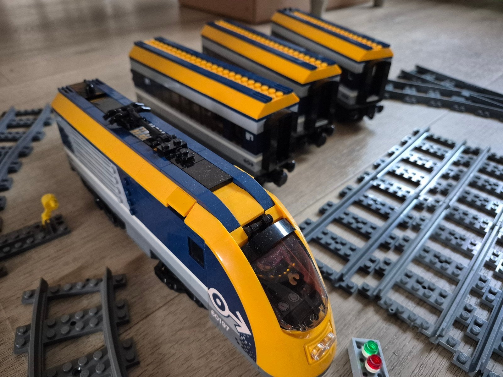 Complete Lego Trein Set 60197 met Extra Wagon en Verlichting, City, Lego, Overige typen, Ophalen of Verzenden