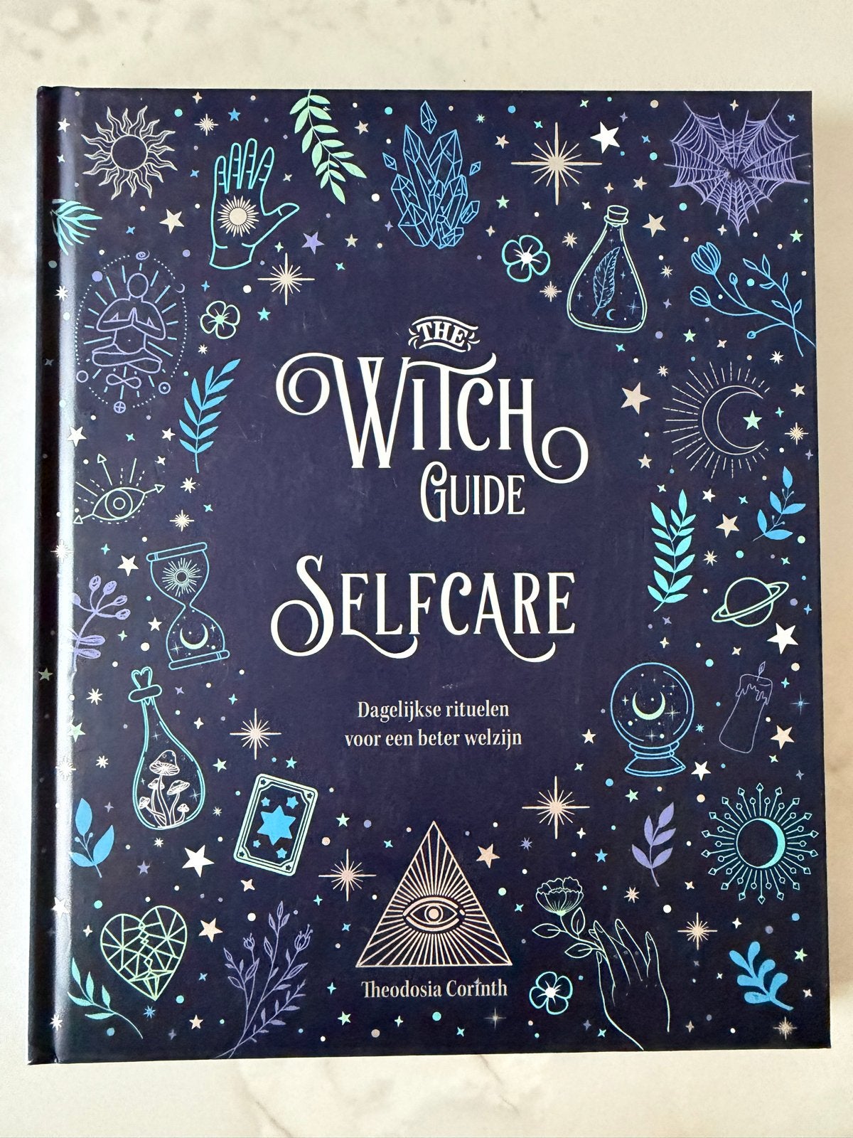 The Witch Guide Selfcare: Dagelijkse rituelen voor welzijn, Ophalen of Verzenden, Zo goed als nieuw, Spiritualiteit algemeen, Instructieboek