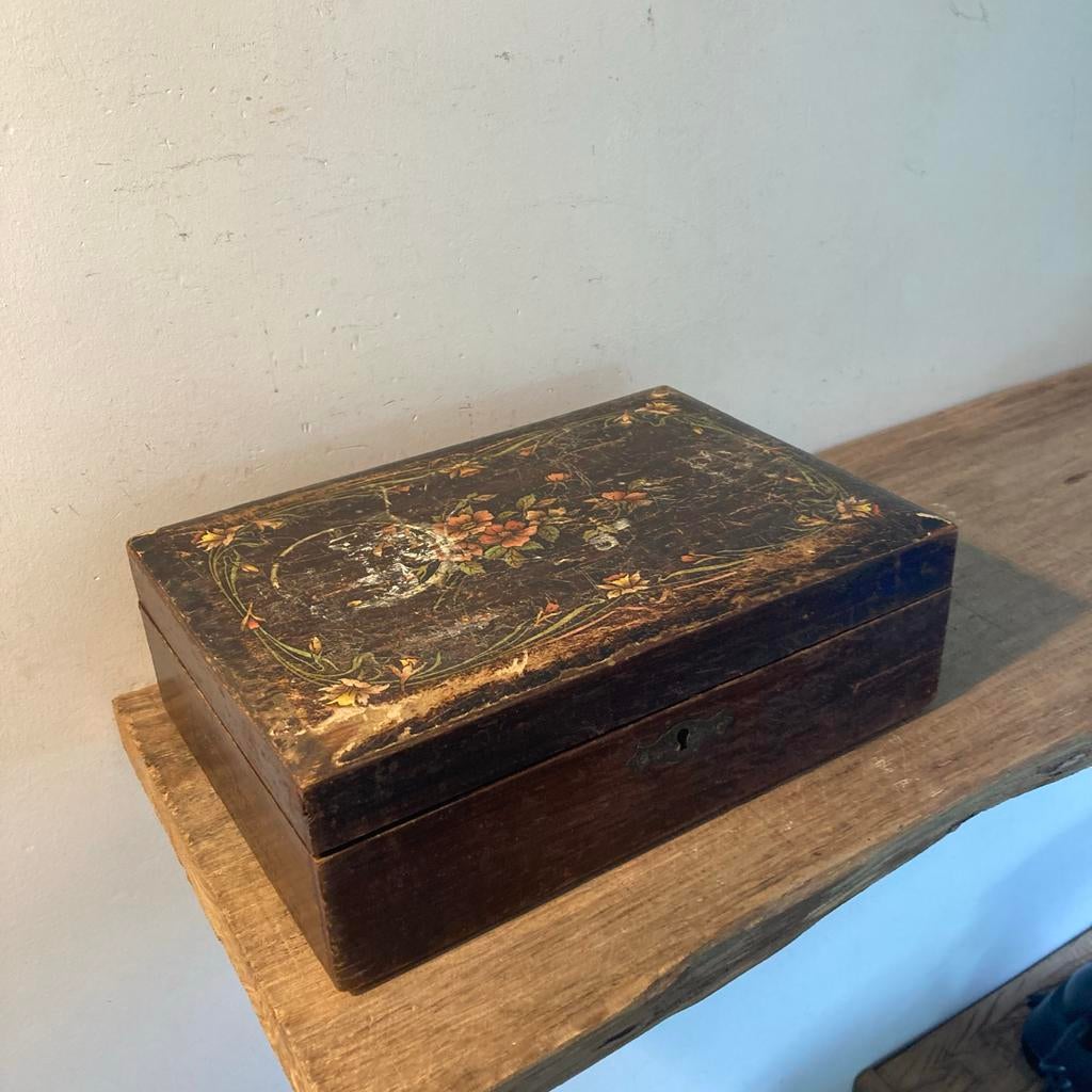 Antieke houten doos met bloemmotief, Ophalen of Verzenden