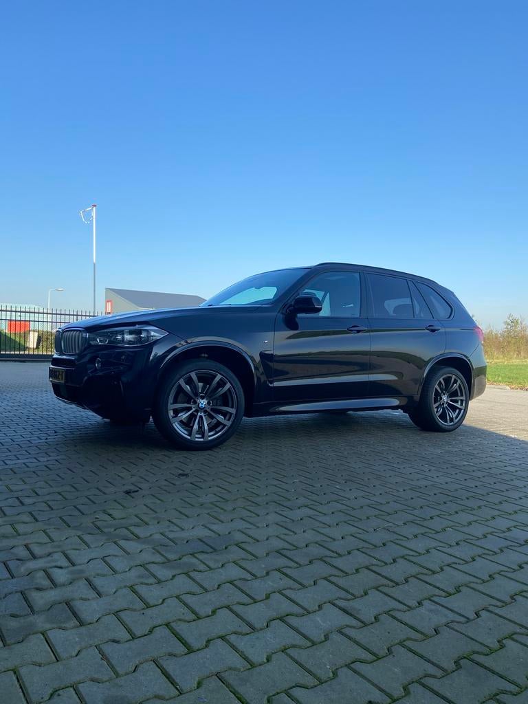 BMW X5 Xdrive40d 313pk Aut 2016 Zwart, Auto's, BMW, Automaat, X5, 2993 cc, 255 €/maand