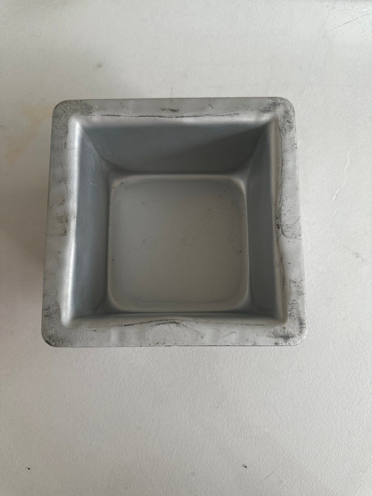 Vierkante metalen schaal 10x10cm, Ophalen of Verzenden, Gebruikt, Taarten, Bakvorm