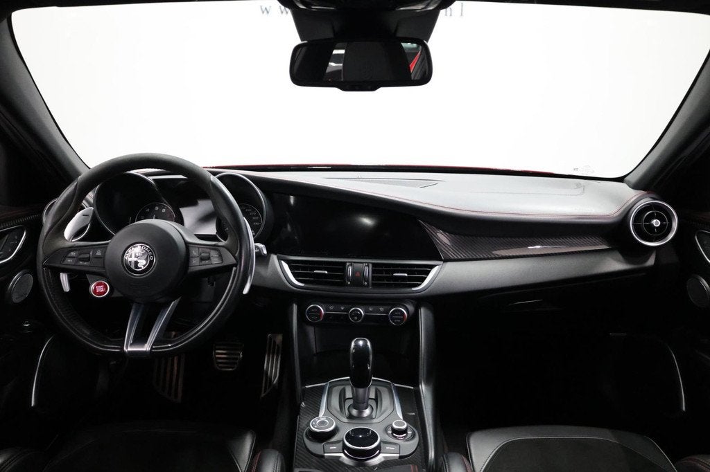 Alfa Romeo Giulia 2.9 V6 Quadrifoglio 570+PK Squadra CARBON/, Automaat, Achterwielaandrijving, Gebruikt, 1595 kg
