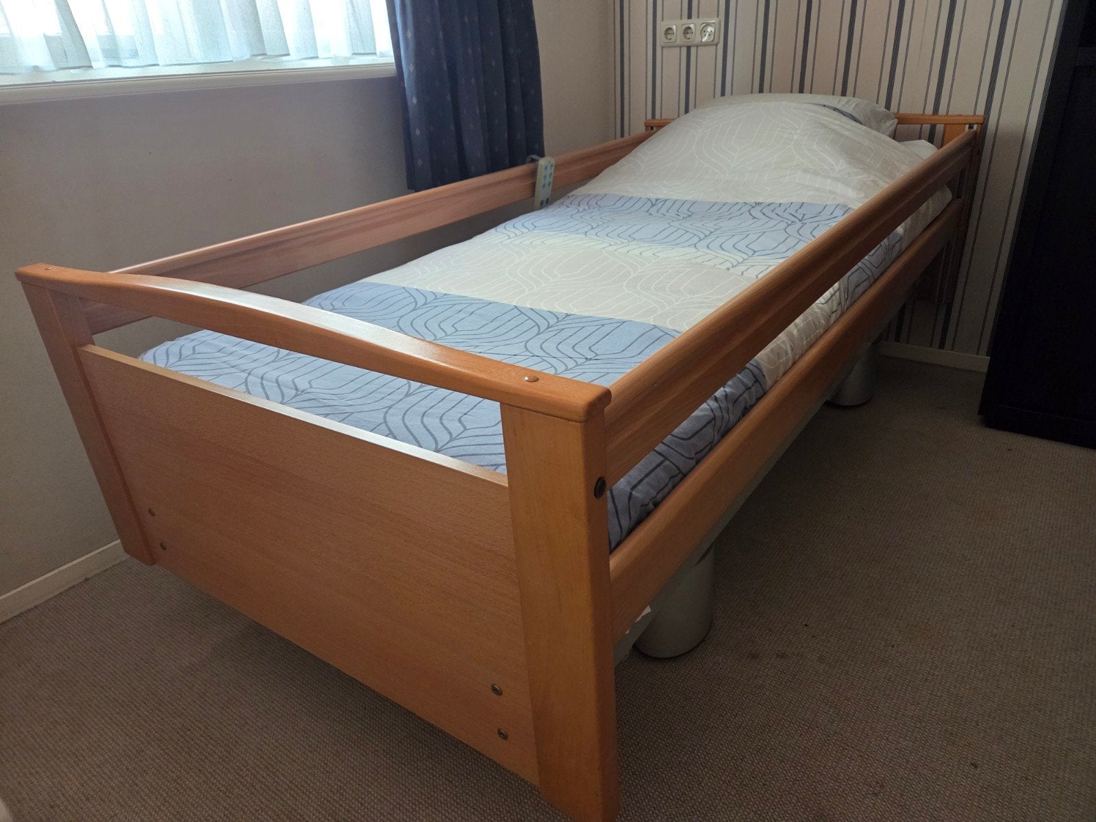 Elektrisch verstelbaar hoog-laag bed 90x200 cm, Ophalen, 90 cm, Eenpersoons, Beige