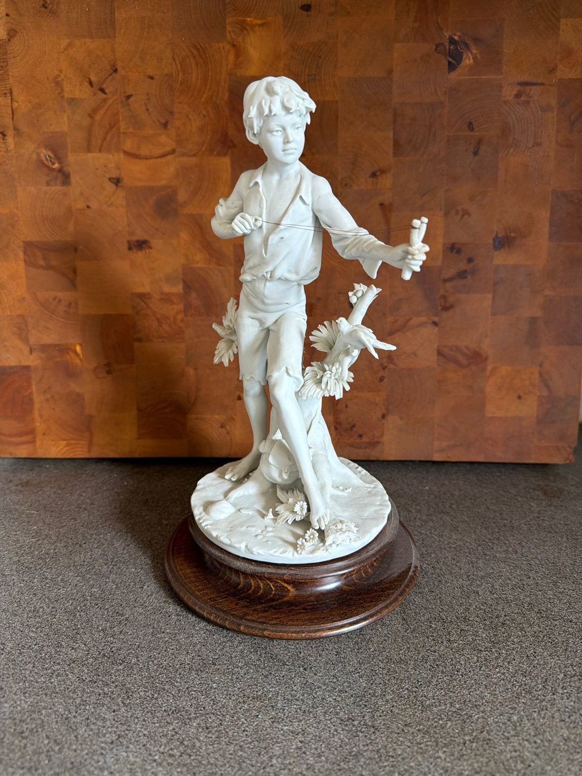 Porseleinen beeldje van jongen met katapult, Ophalen, 20 - 50 cm, Beeld, Man