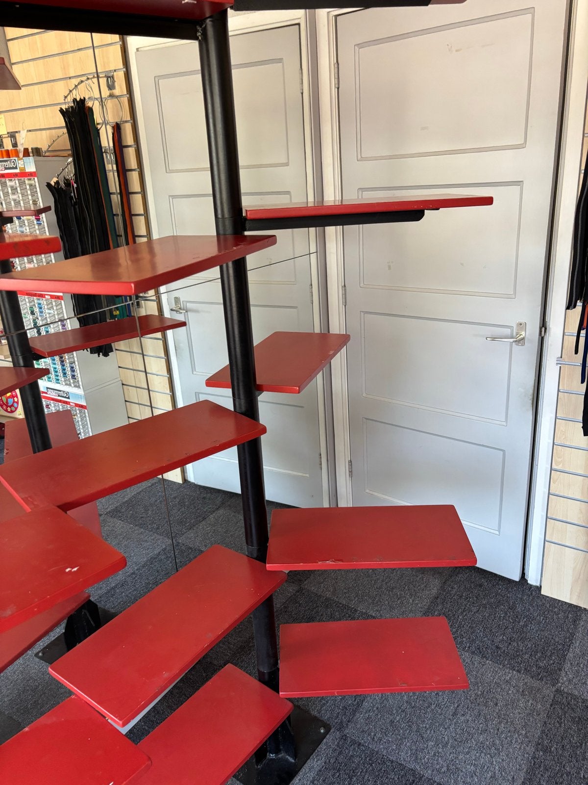 Unieke rode etalage display / presentatierek, Ophalen, Gebruikt