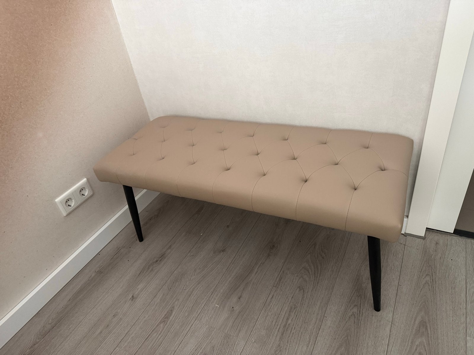 Stijlvolle beige (hal) bankje met knoopdetails, Ophalen, Minder dan 75 cm, 150 tot 200 cm, Tweepersoons