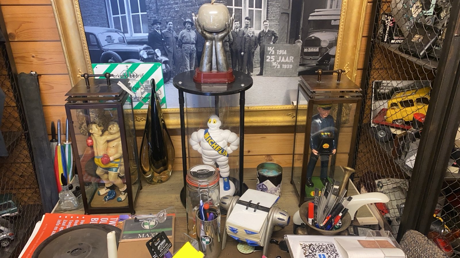 Vintage Bosch reclamefiguur in vitrine en michelin, Ophalen of Verzenden