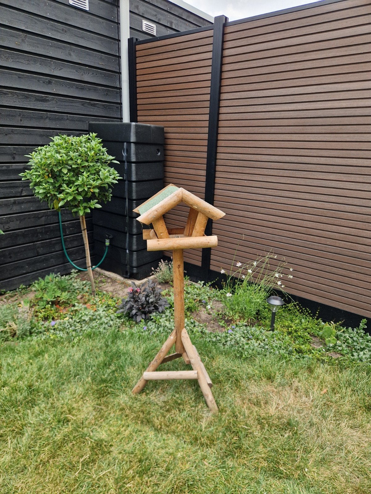 Houten vogelvoederhuisje op standaard, Ophalen