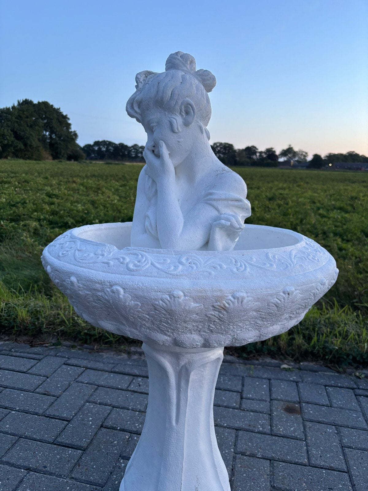 Zwaar vrouwen borstbeeld in schaalornament - Tuindecoratie, Tuin en Terras, Ophalen, Gebruikt, Beton, Mensenbeeld