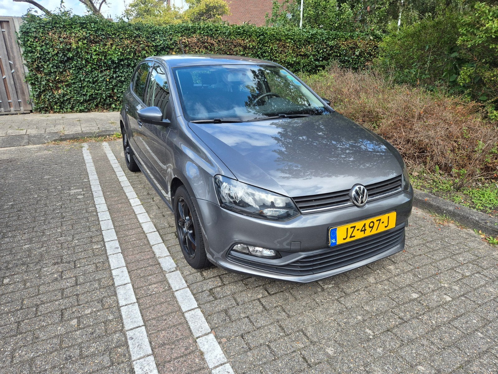 Volkswagen Polo 1.0 uit 2015 in Grijs, Auto's, 40 €/maand, Zwart, Elektrische ramen, Handgeschakeld