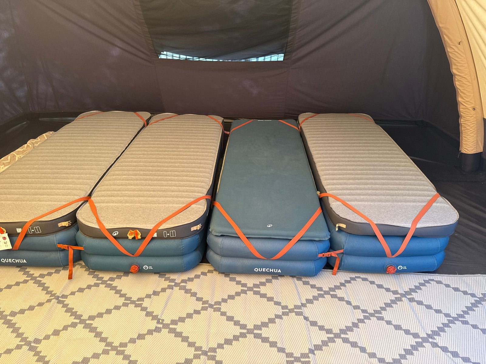 Quechua opblaasbare campingmatrassen, Ophalen, Zo goed als nieuw, 2-persoons