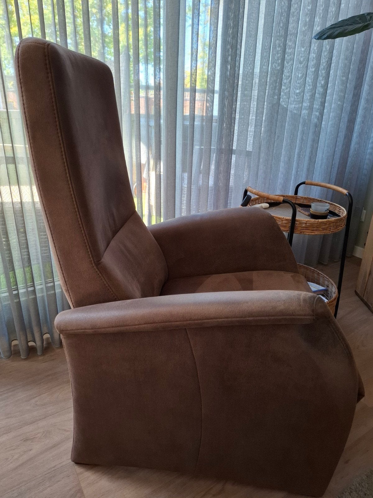 Comfortabele bruine relaxfauteuil met verstelbare rugleuning, Ophalen, Modern, Comfortabel, Gebruikt, Minder dan 75 cm