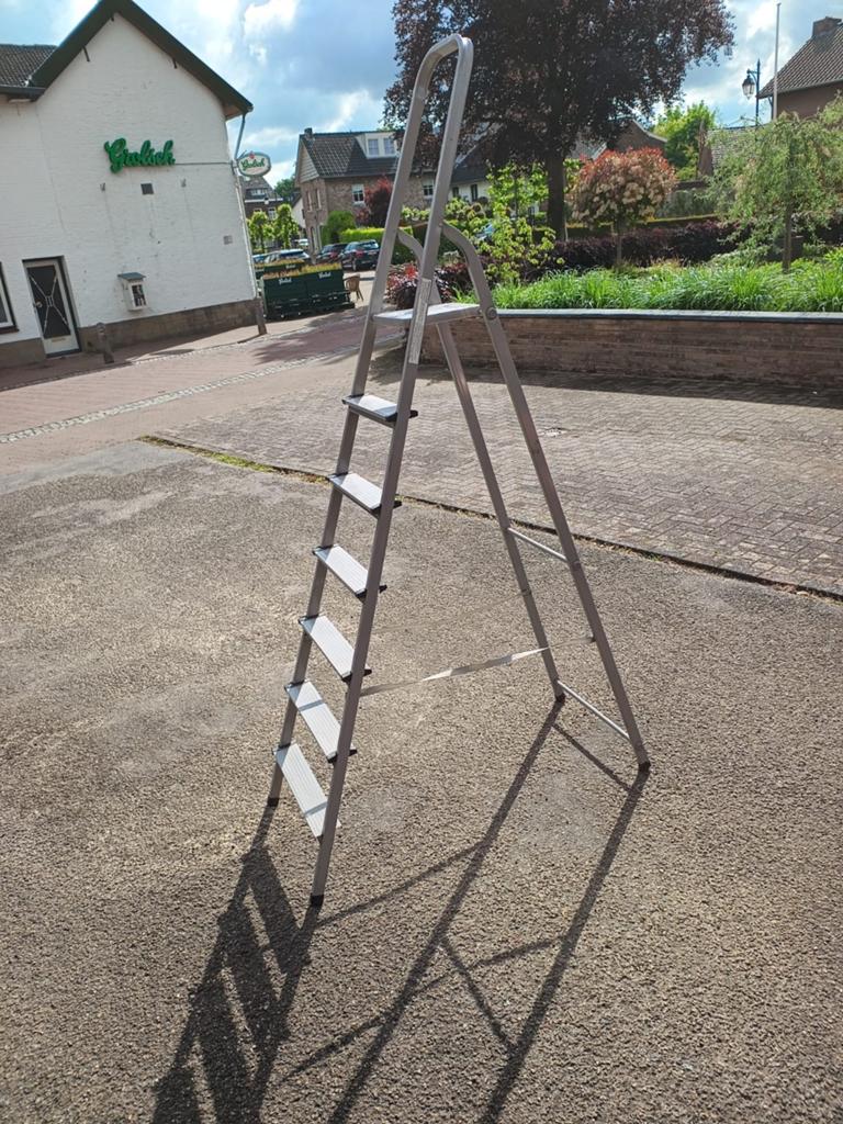 Stevige aluminium huishoudtrap met 6 treden, Doe-het-zelf en Verbouw, Ladders en Trappen, Ophalen of Verzenden, Gebruikt, Trap