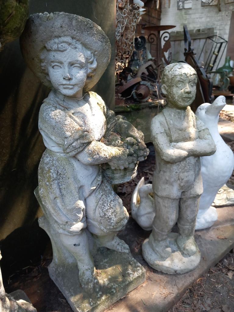 Brocante betonnen tuinbeelden, jongen en meisje, Tuin en Terras, Ophalen