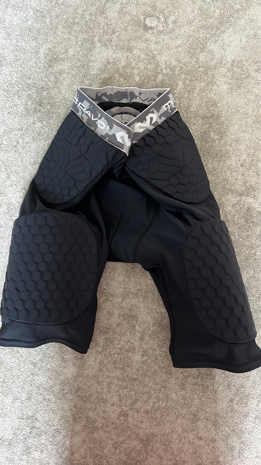 Mc David medium broekje basketbal met pads, Sport en Fitness, Basketbal, Ophalen of Verzenden, Zo goed als nieuw, Kleding